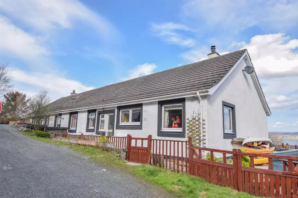 Quinaig: Exterior front