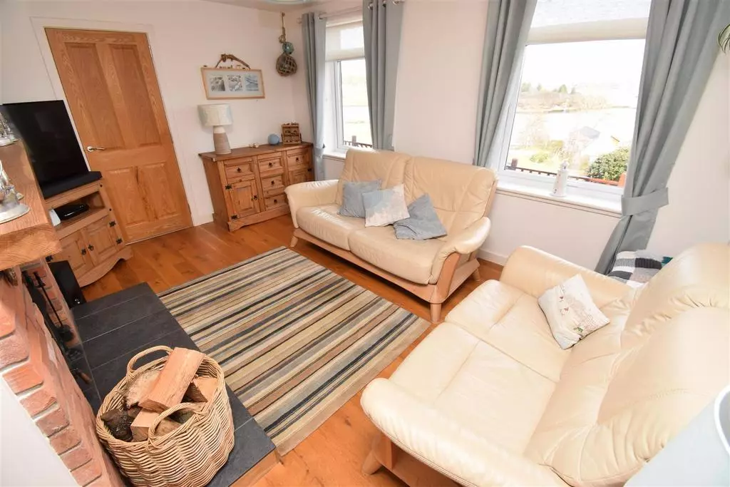Quinaig: Living room