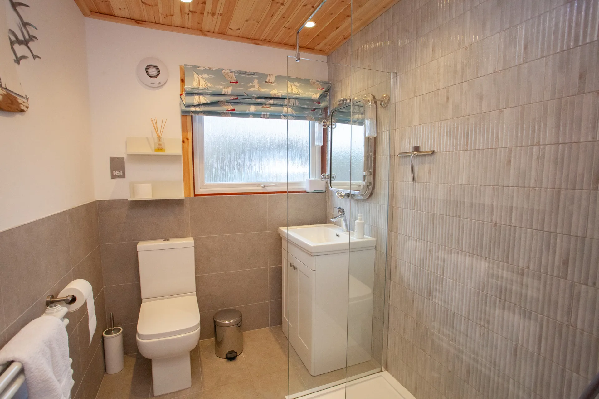 Sealladh na Mara: Shower room